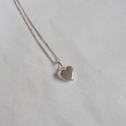 "Karma" halsband i sterlingsilver med hj�rta och kors samt din gravering p� baksidan