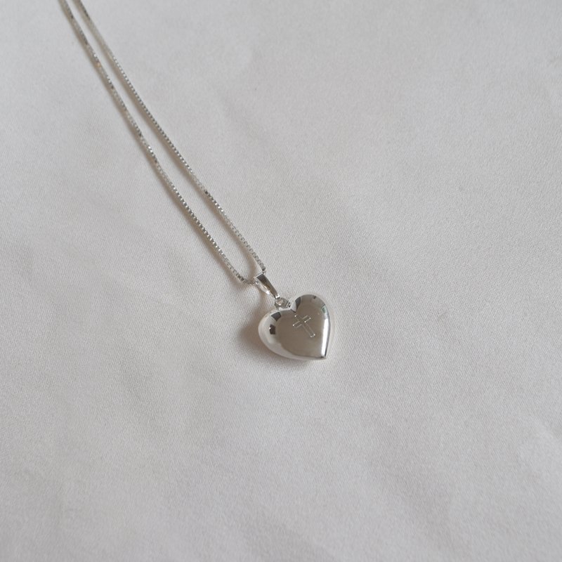 "Karma" halsband i sterlingsilver med hj�rta och kors samt din gravering p� baksidan