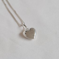 "Karma" halsband i sterlingsilver med hj�rta och kors samt din gravering p� baksidan