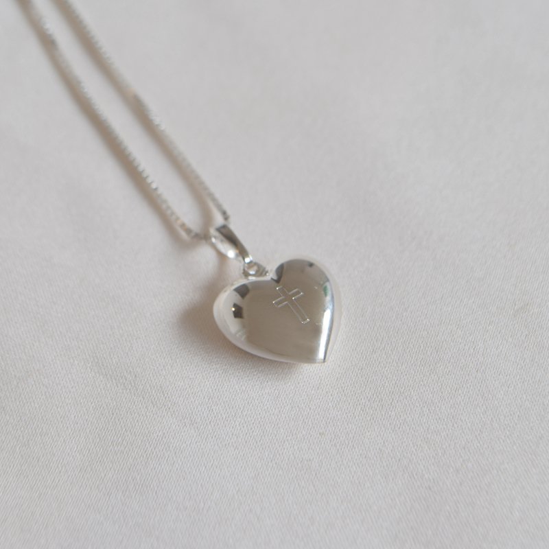 "Karma" halsband i sterlingsilver med hj�rta och kors samt din gravering p� baksidan