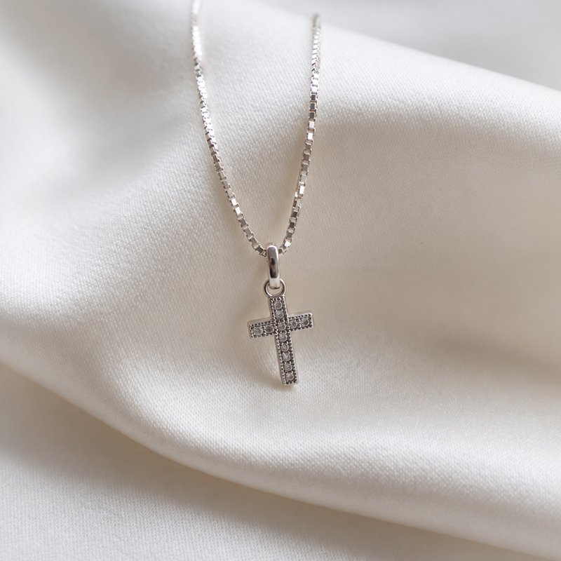 Charm - lille kors i sterling s�lv med hvide sten