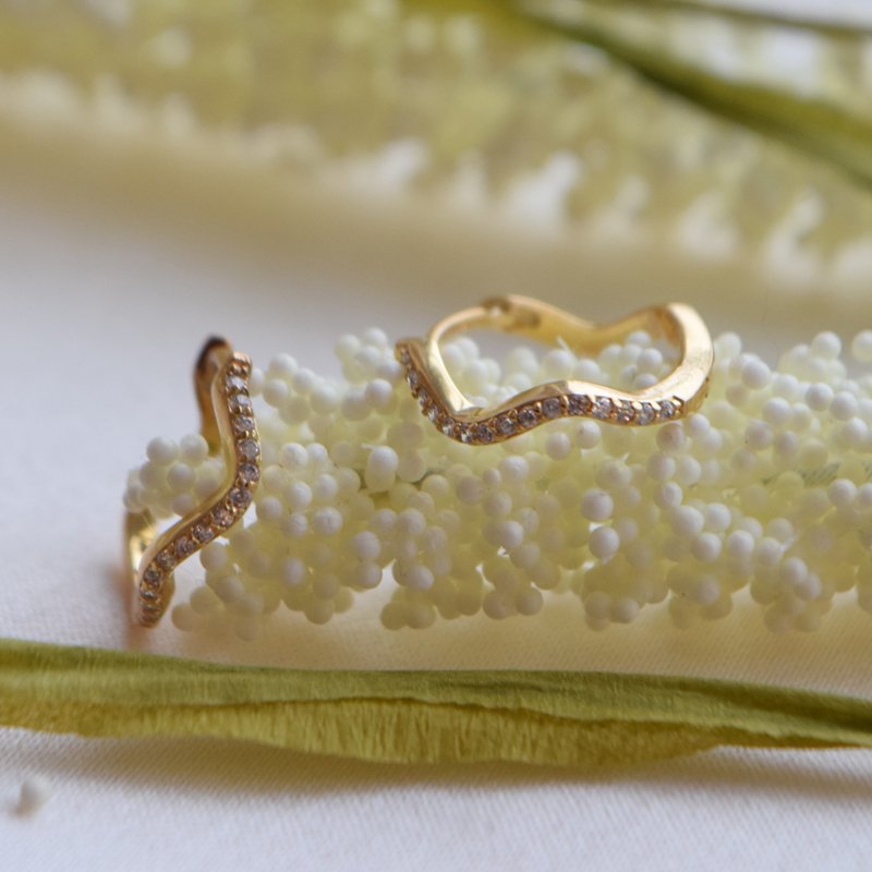 "Lake" Hoops in 18k gold-plated silver with wavy design