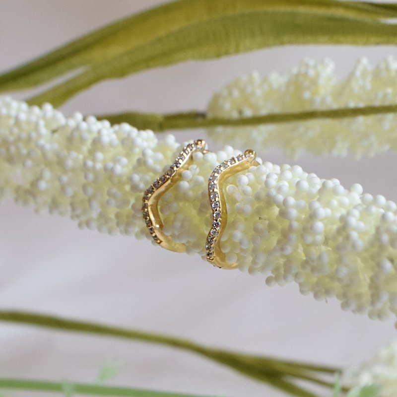 "Lake" Hoops in 18k gold-plated silver with wavy design