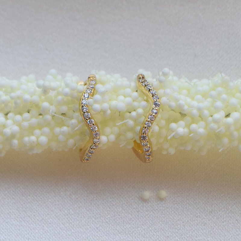 "Lake" Hoops in 18k gold-plated silver with wavy design