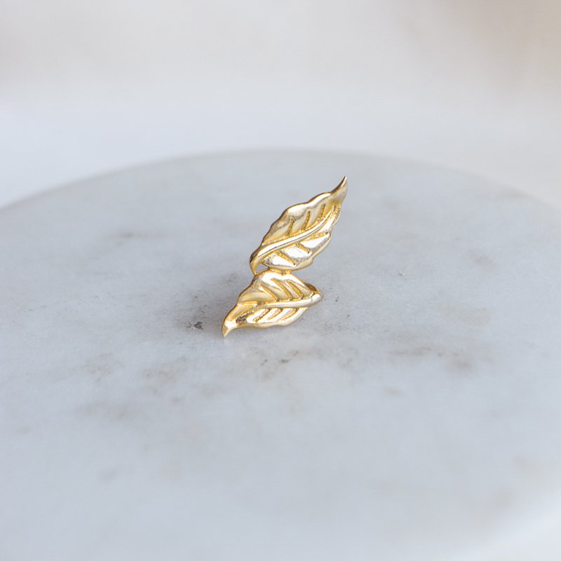 "Lavender" earcuff i 18k forgylt sterlings�lv med bladdesign.