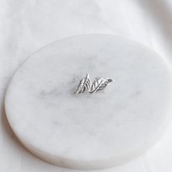 "Lavender" earcuff i sterlings�lv med bladdesign.