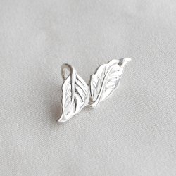 "Lavender" earcuff i sterlings�lv med bladdesign.