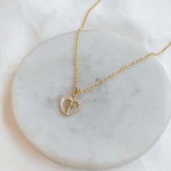 "Leah" halsk�de i 18k forgyldt sterling s�lv med hjerte, kors og zirkonia sten