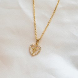 "Leah" halsk�de i 18k forgyldt sterling s�lv med hjerte, kors og zirkonia sten