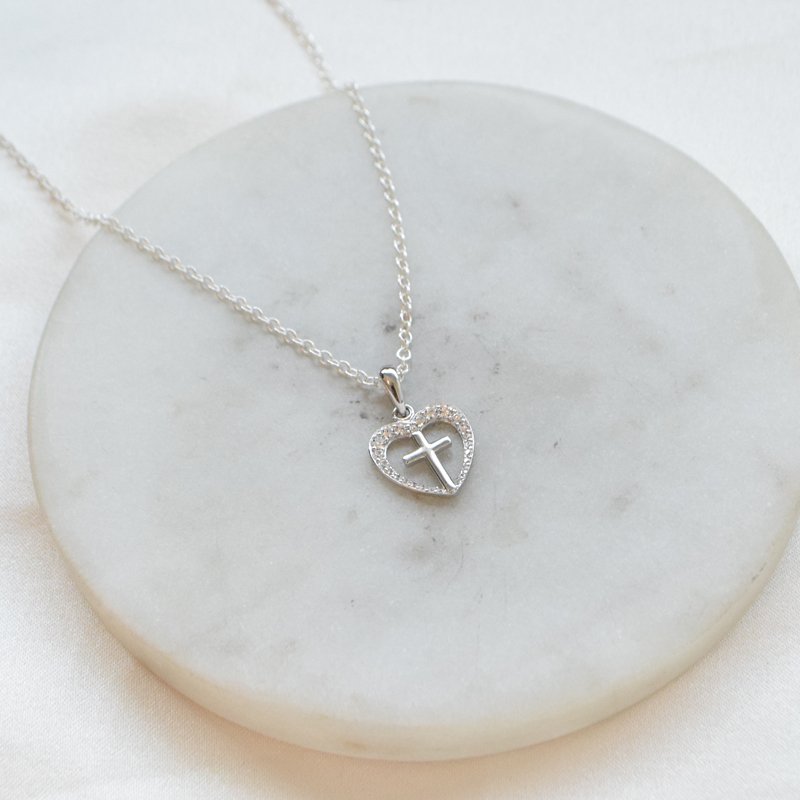 "Leah" halsk�de i sterling s�lv med hjerte, kors og zirkonia sten