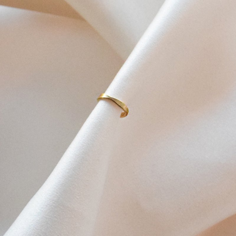 "Leni" ear cuff in 18k gold-plated