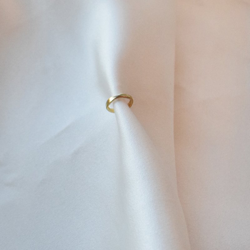 "Leni" ear cuff in 18k gold-plated