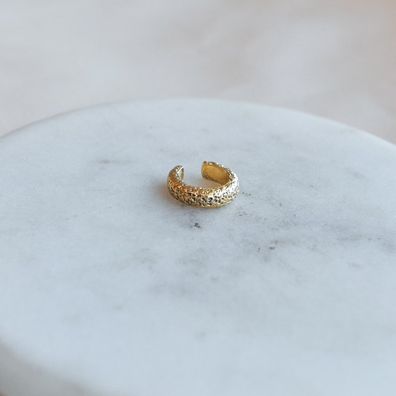 "Levine" earcuff i 18k forgylt sterlings�lv.