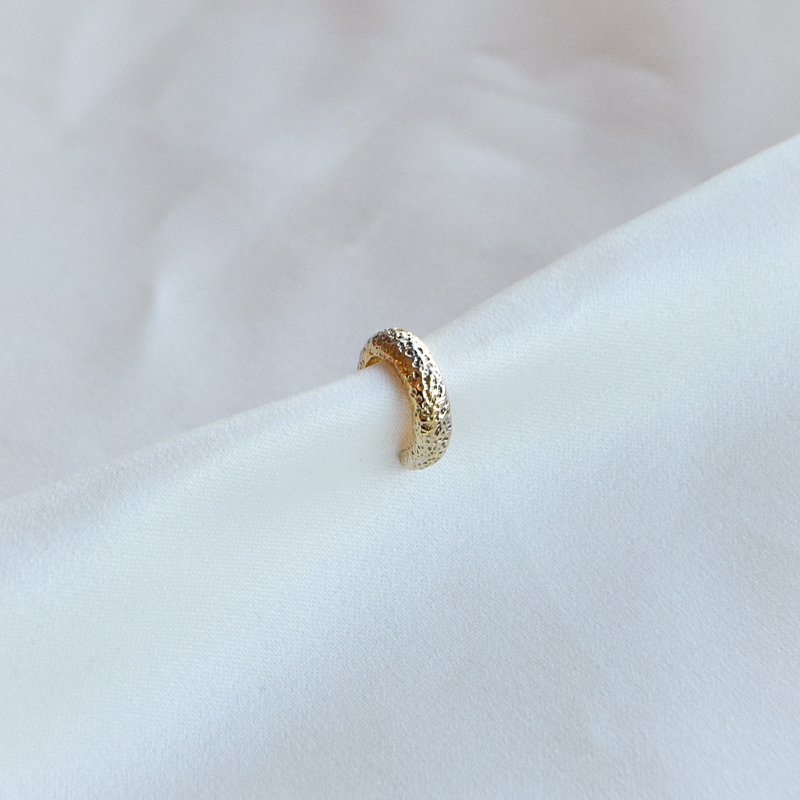 "Levine" earcuff i 18k forgylt sterlings�lv.