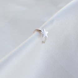"Little star" earcuff med stjerne i s�lv.
