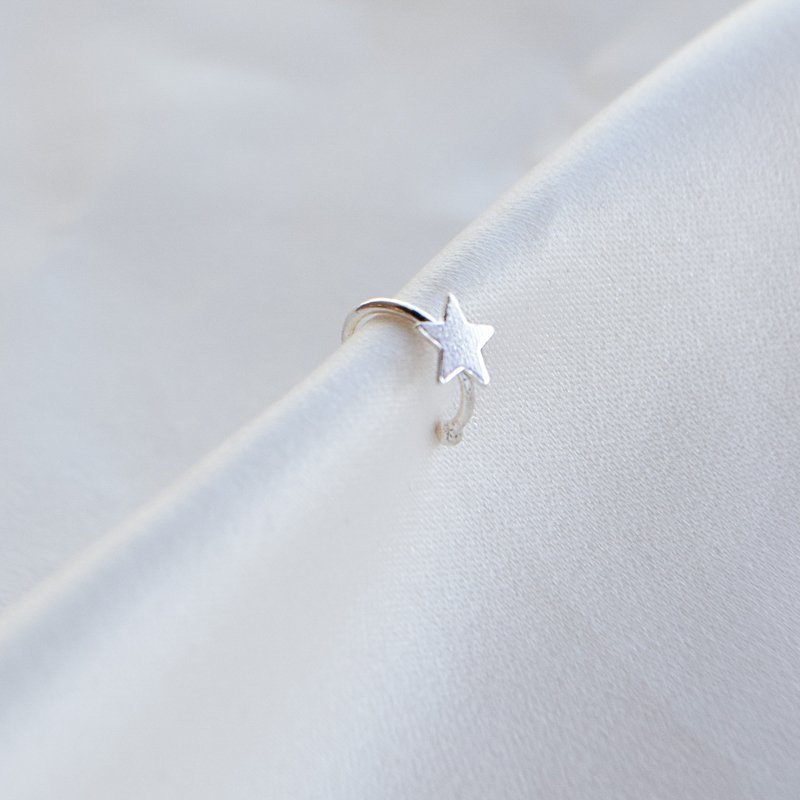 "Little star" earcuff med stjerne i s�lv.