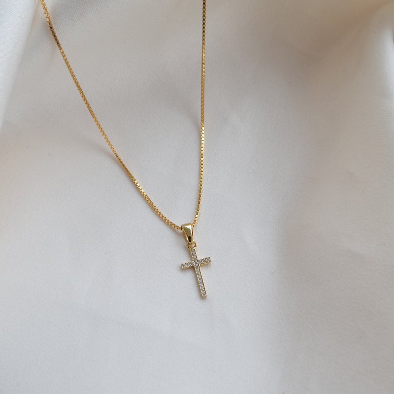 "Lucia" halsk�de i 18k forgyldt sterling s�lv med zirkonia kors