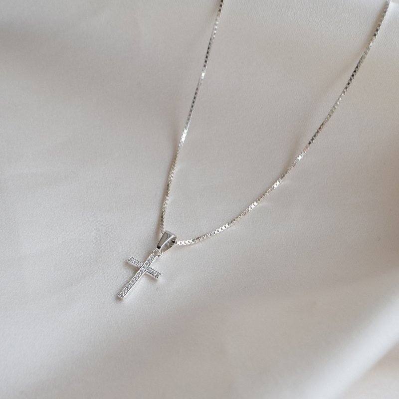 "Lucia" halsk�de i sterling s�lv med zirkonia kors