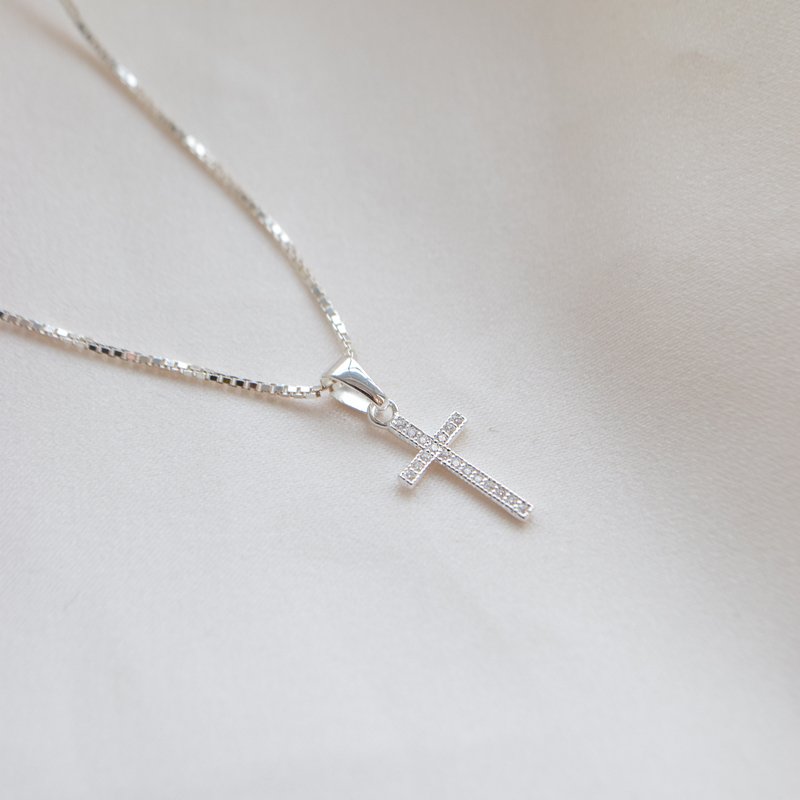 "Lucia" halsk�de i sterling s�lv med zirkonia kors