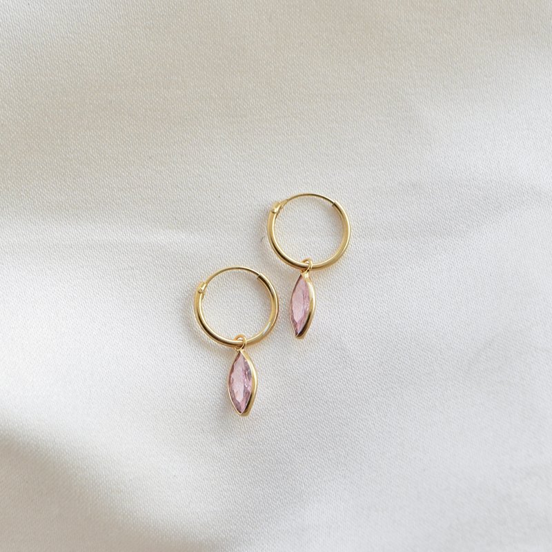 "Lyra" sm� guld�rh�ngen med rosa glasstenar