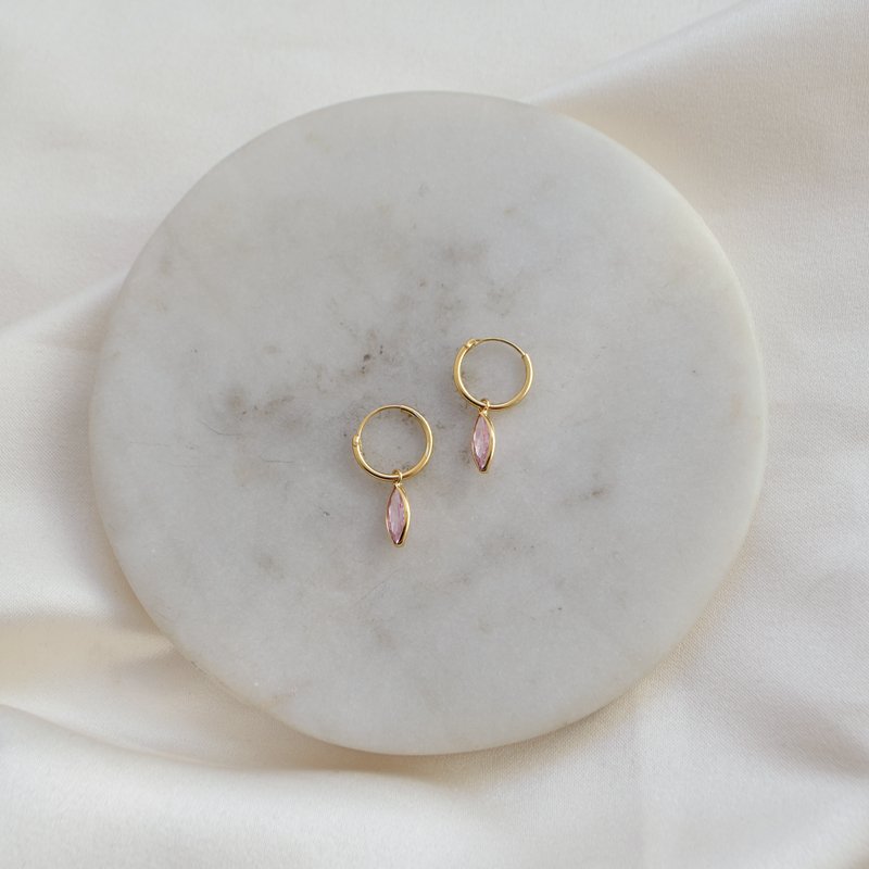 "Lyra" sm� guld�rh�ngen med rosa glasstenar