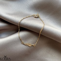 "Merle" gold bracelet with a small feather