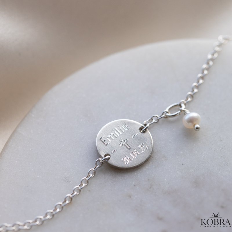 Konfirmationssmykke - s�lv armb�nd med �gte ferskvands perle og personlig gravering