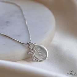 Konfirmationssmykke - s�lv halsk�de med lille kors vedh�ng samt personlig indgravering