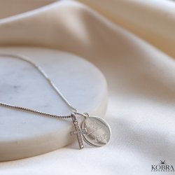 Konfirmationssmykke - s�lv halsk�de med lille kors vedh�ng samt personlig indgravering