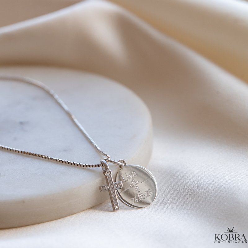 Konfirmationssmykke - s�lv halsk�de med lille kors vedh�ng samt personlig indgravering