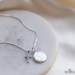 Konfirmationssmykke - s�lv halsk�de med lille kors vedh�ng samt personlig indgravering