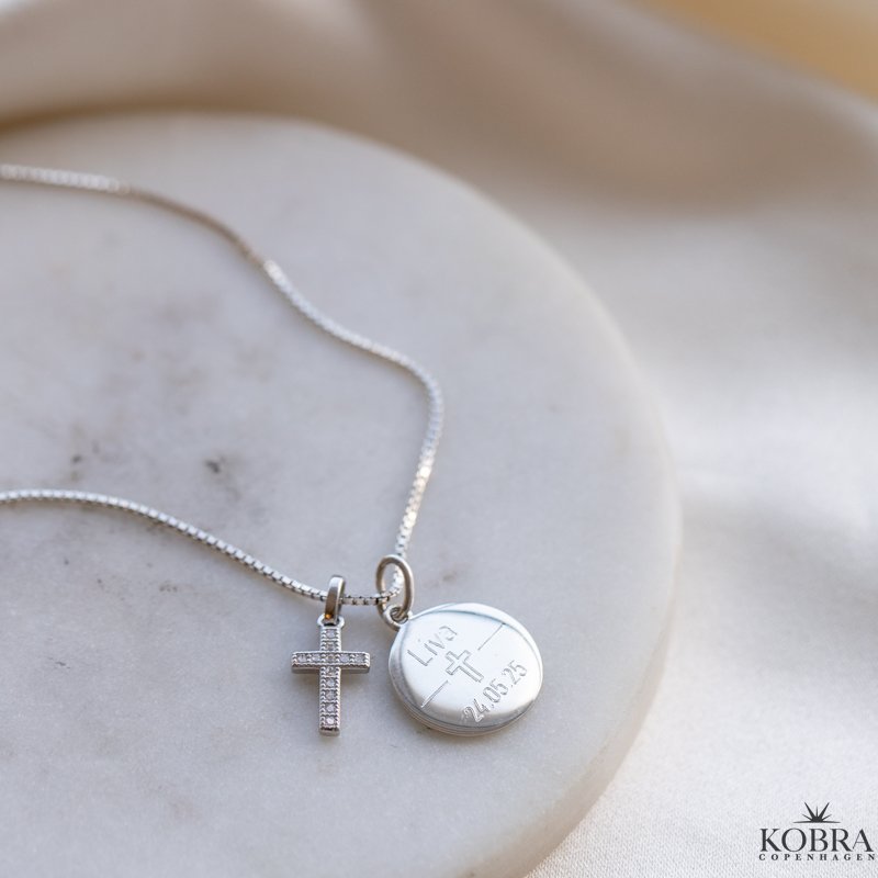 Konfirmationssmykke - s�lv halsk�de med lille kors vedh�ng samt personlig indgravering