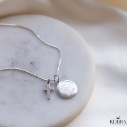 Konfirmationssmykke - s�lv halsk�de med lille kors vedh�ng samt personlig indgravering