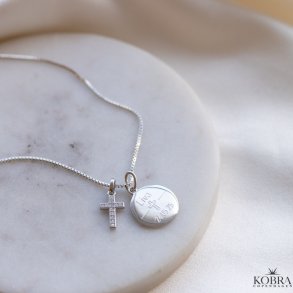 Konfirmationssmykke - s�lv halsk�de med lille kors vedh�ng samt personlig indgravering