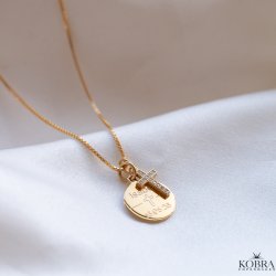 Konfirmationssmykke - guld halsk�de med lille kors vedh�ng samt personlig indgravering