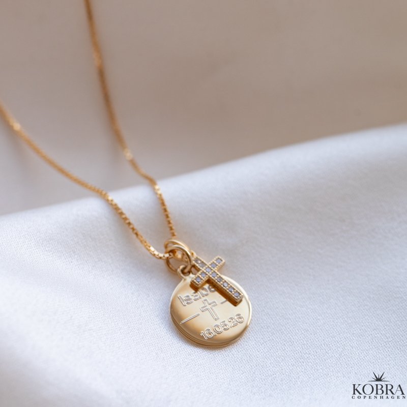 Konfirmationssmykke - guld halsk�de med lille kors vedh�ng samt personlig indgravering