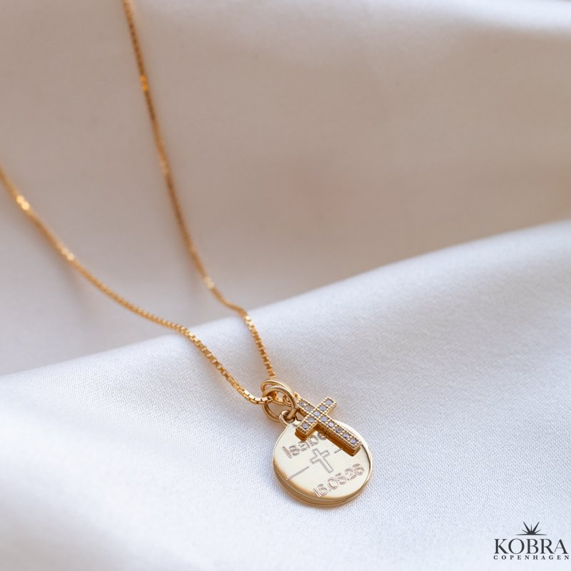 Konfirmationssmykke - guld halsk�de med lille kors vedh�ng samt personlig indgravering
