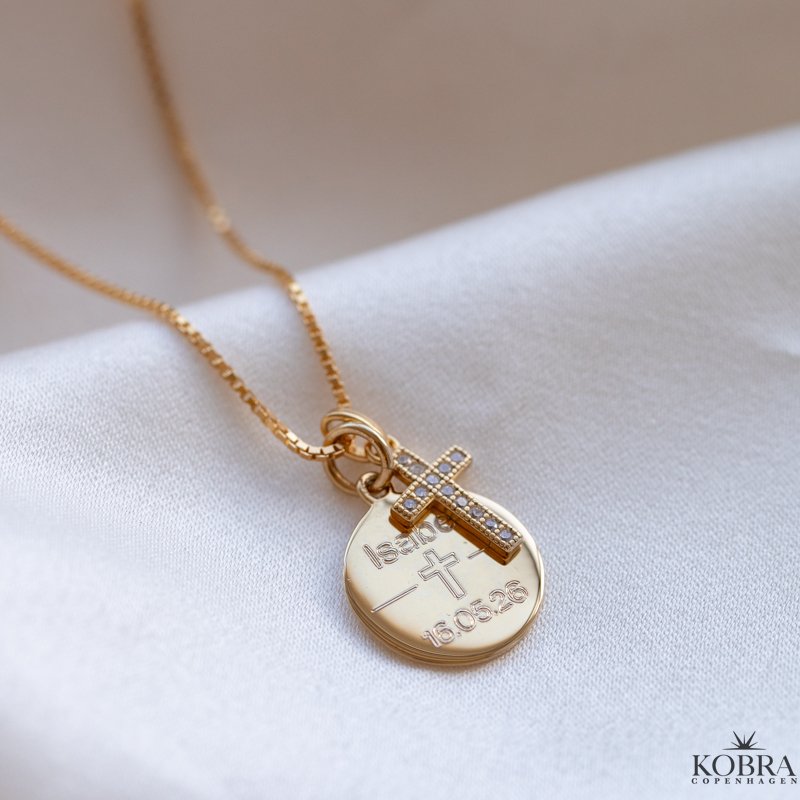 Konfirmationssmykke - guld halsk�de med lille kors vedh�ng samt personlig indgravering