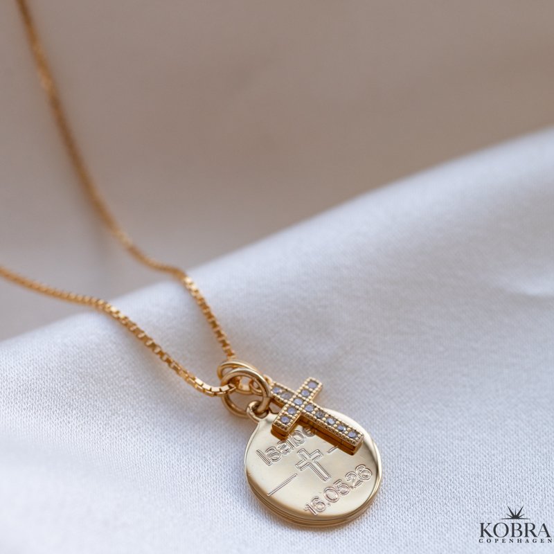 Konfirmationssmykke - guld halsk�de med lille kors vedh�ng samt personlig indgravering