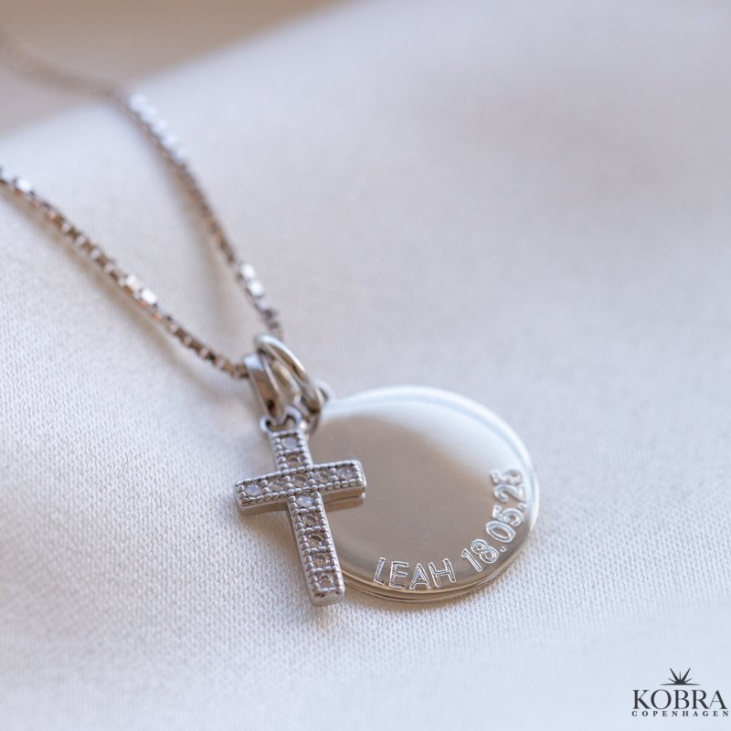 Id tag med lille kors i sterling s�lv - inkl. gravering!