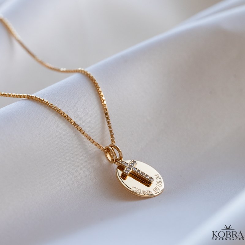 Guld amulet med lille kors vedh�ng - inklusiv gravering!
