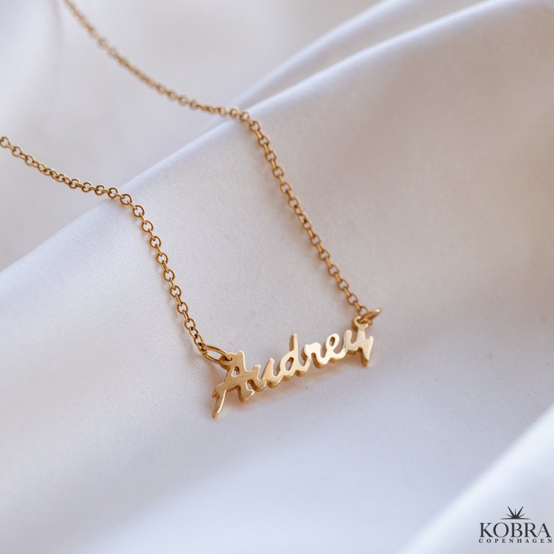 "Saga" Personlig Navnekjede � H�ndlaget i 18K forgylt s�lv