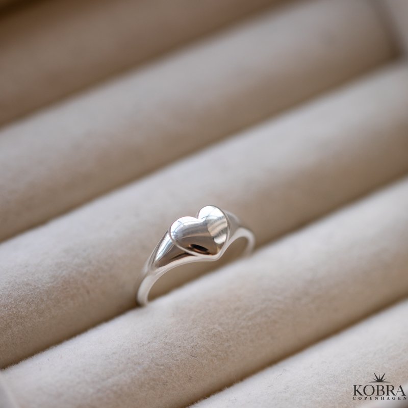 "Liva" Hjertering i s�lv med gravering � initial ring