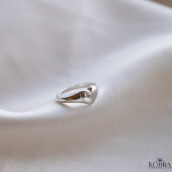 "Liva" Hjertering i s�lv med gravering � initial ring