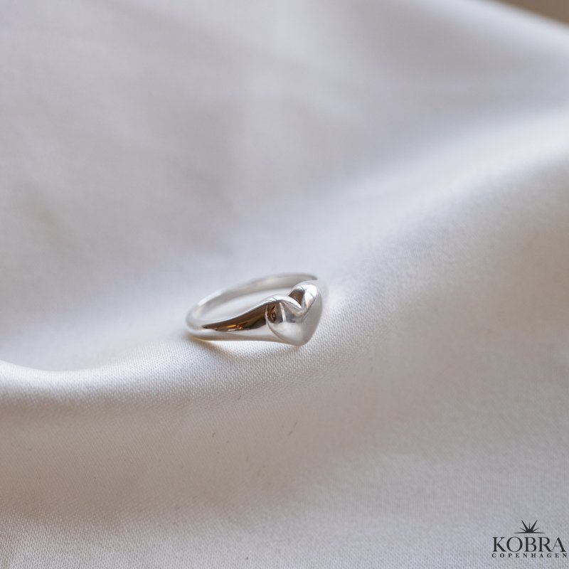 "Liva" Hjertering i s�lv med gravering � initial ring