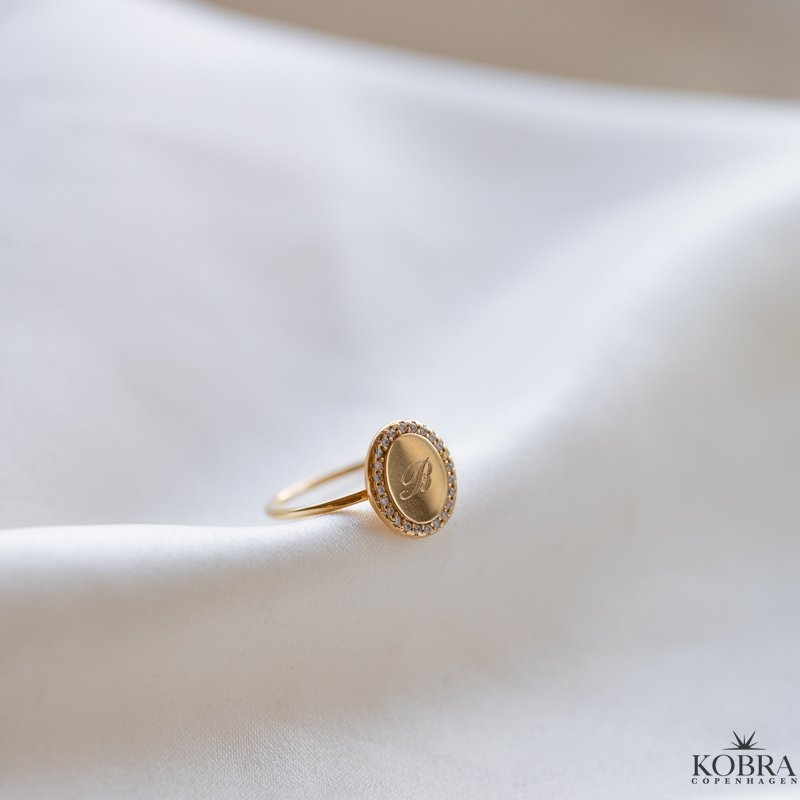 "Dazzling" Forgylt Ring med Gravering � 18K S�lv &amp; Hvite Stener