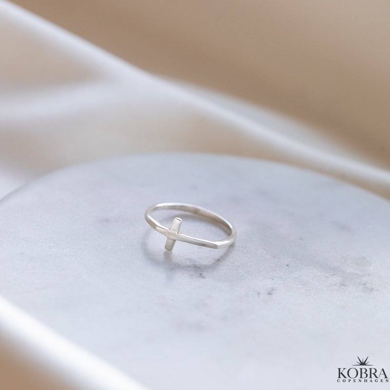 "Trust" s�lvring med kors