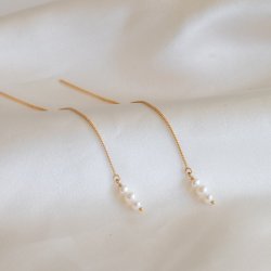 "Midsommar" pearl earrings on gold earrings