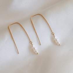 "Midsommar" pearl earrings on gold earrings