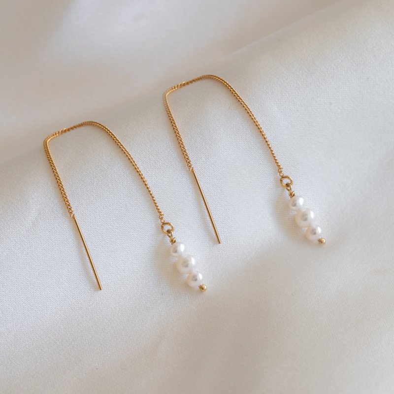 "Midsommar" pearl earrings on gold earrings